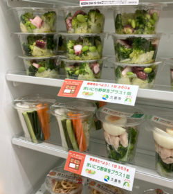 写真：コンビニサラダ、カップデリ