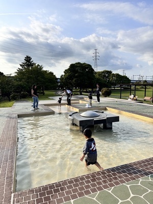 利用者で賑わう親水施設（じゃぶじゃぶ池）の様子_その1