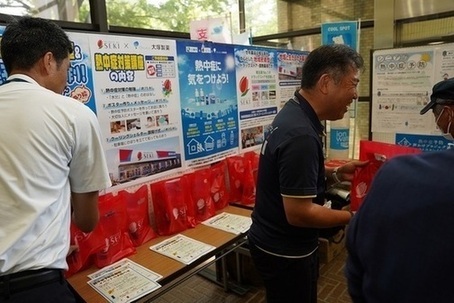 セキ薬品提供の熱中症予防対策品を配布している写真
