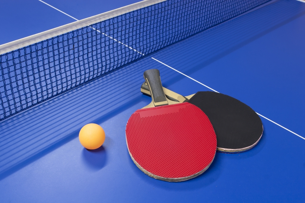 写真：卓球のラケットとボール