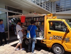 写真：移動図書館