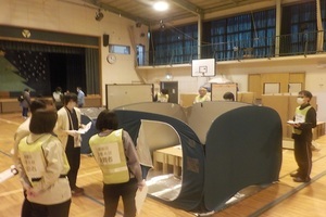 福祉避難所として間仕切りやベッド、トイレを設置した画像