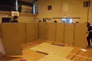 ダンボール間仕切りを組み立てている画像