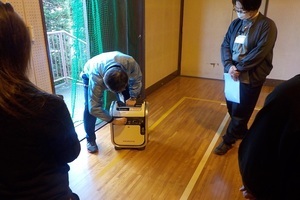 発電機の使い方を説明している場面の画像