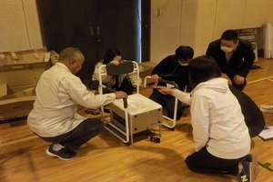 ラップ式トイレを組み立てる画像