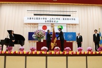 上内小学校長から教育長への校旗返納の写真