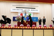 鷲宮西中学校長から教育長への校旗返納の写真