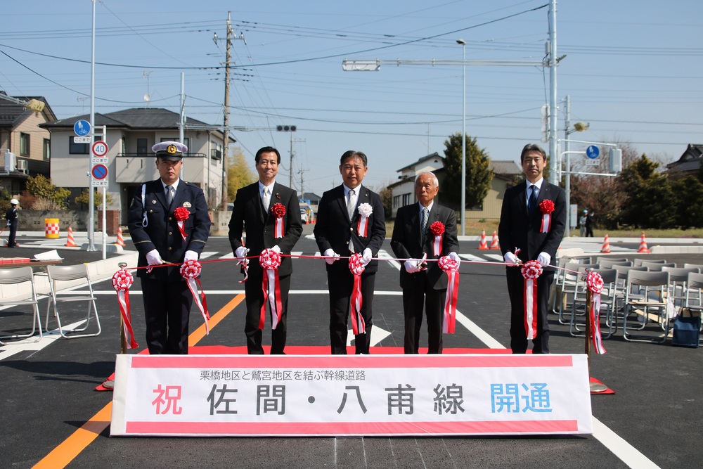 テープカットの様子