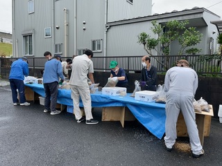 肥料を袋詰めする作業